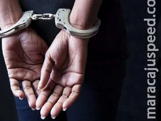 Motorista faz strike contra dois carros e confessa que estava bebendo em bar Motorista faz strike contra dois carros e confessa que estava bebendo em bar