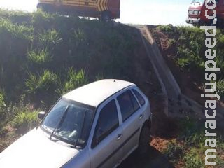 Motorista perde controle da direção e carro cai em barranco de 3 metros