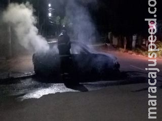 Mulher acorda com carro pegando fogo e suspeita que ex tenha ateado fogo Mulher acorda com carro pegando fogo e suspeita que ex tenha ateado fogo