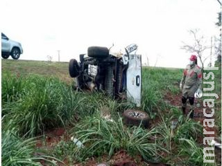Mulher morre ao capotar caminhonete e filhos da condutora ficam feridos