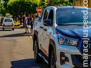 ‘Não vi a placa de Pare’: Hilux invade preferencial e colide em moto em Campo Grande