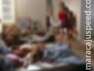 Para reatar namoro, mulher invade casa, joga balde de água no ex e caso acaba na delegacia Para reatar namoro, mulher invade casa, joga balde de água no ex e caso acaba na delegacia