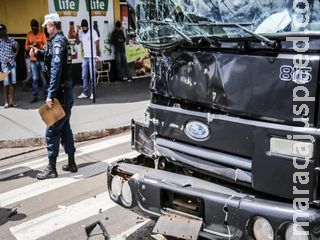 Passageiro fica retido em ferragens de caminhão após acidente na Avenida Guaicurus