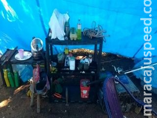 Polícia desmonta acampamento e aprende petrechos ilegais de pesca Polícia desmonta acampamento e aprende petrechos ilegais de pesca