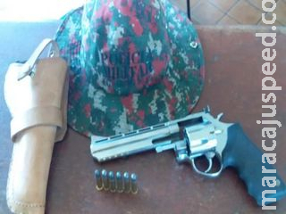 Polícia prende homem armado com revólver na BR-626 durante abordagem Polícia prende homem armado com revólver na BR-626 durante abordagem