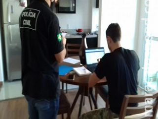 Um é levado para a delegacia em operação Effusis no combate a cibercrime Um é levado para a delegacia em operação Effusis no combate a cibercrime