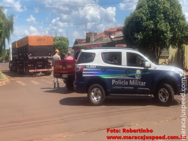 Urgente: Ciclista é atropelada por carreta e tem pernas esfaceladas no Bairro Paraguai