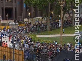 Velório de Maradona é marcado por tumulto e aglomeração