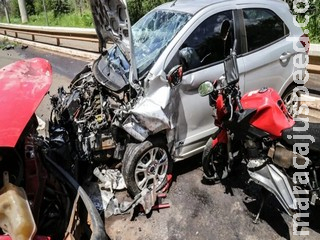 Acidente grave envolvendo dois carros e uma moto deixa quatro pessoas feridas