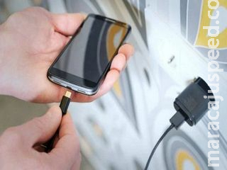 Adolescente morre eletrocutado no Paraguai enquanto carregava o celular Adolescente morre eletrocutado no Paraguai enquanto carregava o celular