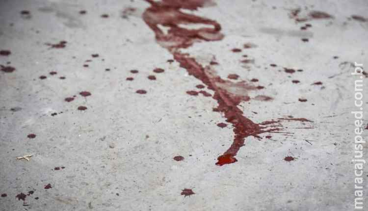 Ao tentar separar briga de casal vizinho, homem é agredido e esfaqueado em MS