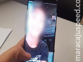 ‘Aqui é bandido’: Jovem que desbloqueava até iPhone fica sem celular após selfie no camburão ‘Aqui é bandido’: Jovem que desbloqueava até iPhone fica sem celular após selfie no camburão