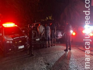 Bandidos sequestram motorista para roubar camionete e são presos após troca de tiros