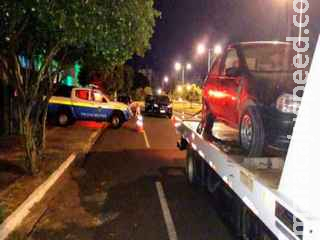 Bêbado e com criança no carro, motorista atropela cones de blitz e só para após perseguição Bêbado e com criança no carro, motorista atropela cones de blitz e só para após perseguição