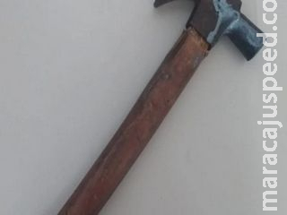 Bêbado invade loja de ferragens, pega martelo e facão, e diz ser ameaçado de morte
