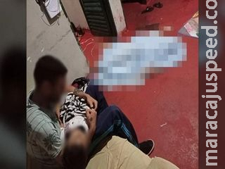 Bombeiros acharam livro de satanismo e pai com bebê no colo ‘velando’ garota morta com mata-leão