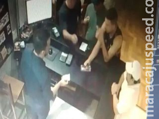 Câmeras flagram momento em que celular de R$ 4 mil é furtado em bar da Capital Câmeras flagram momento em que celular de R$ 4 mil é furtado em bar da Capital
