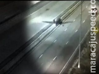 Câmeras registram avião realizando pouso forçado no meio de rodovia