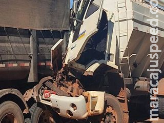  Caminhão carregado de ração colide em carreta bitrem na MS-162