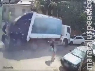 Caminhão de lixo desgovernado quase atropela três pessoas e só para após bater em muro