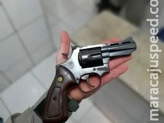 Casal que exibia arma em bairro paga R$ 9,8 mil de fiança e ganha liberdade