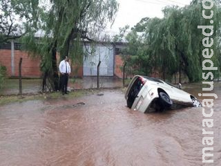 Com tempestade, avenida paraguaia vira rio com correnteza forte Com tempestade, avenida paraguaia vira rio com correnteza forte