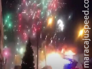 Fábrica de fogos de artificio pega fogo e cria ‘chuva’ colorida de explosões Fábrica de fogos de artificio pega fogo e cria ‘chuva’ colorida de explosões