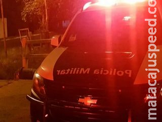 Foragido invade casa e ao tentar esfaquear policias é ferido a tiros