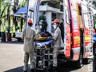 Funcionário cai e bate a cabeça enquanto trocava telhas em restaurante