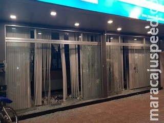 Grupo em camionete branca dá tiros de fuzil contra casas de câmbio na fronteira
