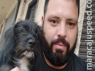 Homem é executado por pistoleiro na frente de amigos na fronteira
