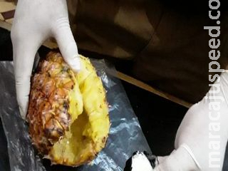 Homem é flagrado em penitenciária paraguaia com abacaxi recheado de cocaína