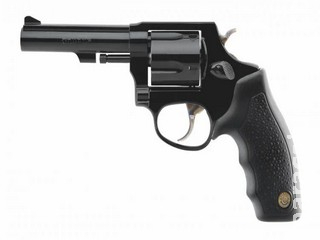 Homem é preso com arma, tenta esconder dentro de carro e diz ser ameaçado de morte