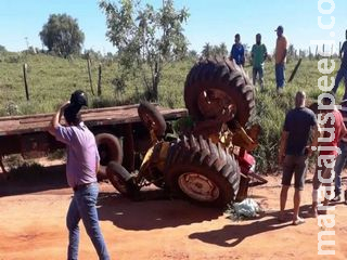 Homem morre esmagado por trator quando manobrava maquinário em cima de caminhão Homem morre esmagado por trator quando manobrava maquinário em cima de caminhão