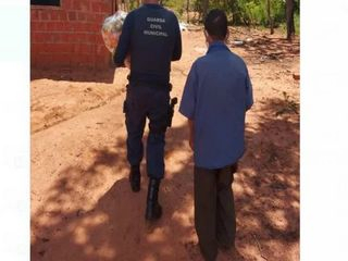 Idoso tem casa furtada, GCMs se comovem com situação e doam cesta básica