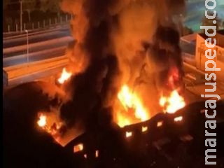 Incêndio destrói loja de pneus e depósito de decoração em Mato Grosso Incêndio destrói loja de pneus e depósito de decoração em Mato Grosso