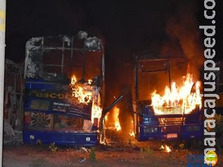 Incêndio destrói três ônibus escolares e dono estima prejuízo de R$ 250 mil em MS Incêndio destrói três ônibus escolares e dono estima prejuízo de R$ 250 mil em MS
