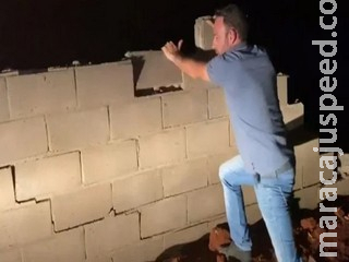 Justiça suspende cassação de vereador que filmou muro derrubado por chuva Justiça suspende cassação de vereador que filmou muro derrubado por chuva