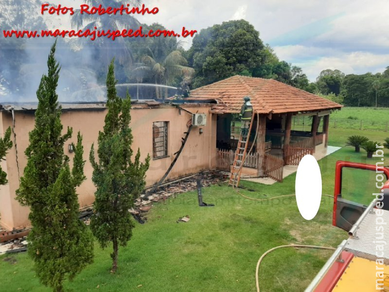Maracaju: Bombeiros atendem ocorrência de fogo em sede de fazenda. Chamas consumiram quase toda a residência Maracaju: Bombeiros atendem ocorrência de fogo em sede de fazenda. Chamas consumiram quase toda a residência