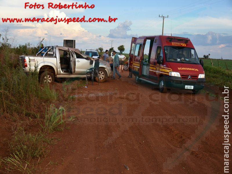 Maracaju: Corpo de Bombeiros atendem ocorrência de capotamento de caminhonete Hilux no trevo do Turvo