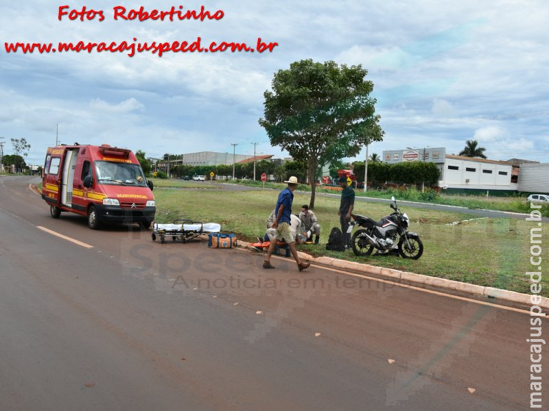 Maracaju: Jovens em motocicleta se empolgam com mulher que deu tchauzinho e colidem com meio fio na BR-267