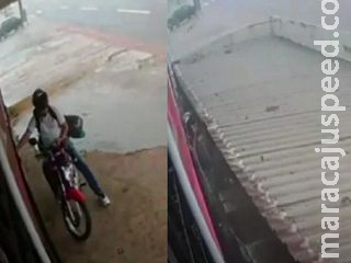 Motociclista é atingido por telhado e sobrevive em Campo Grande Motociclista é atingido por telhado e sobrevive em Campo Grande