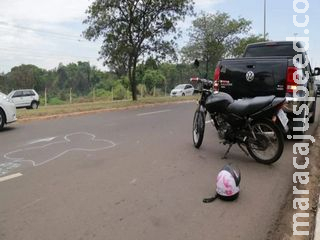 Motociclista é socorrido com ferimento na cabeça após bater em camionete na Euler
