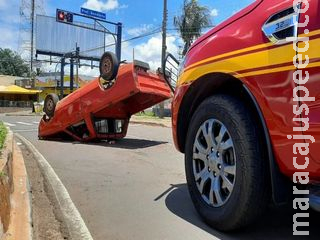 Motorista capota Pampa na Avenida Zahran e parte da via fica interditada