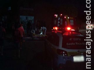 Motorista não respeita sinalização, atinge casal de moto e foge sem prestar socorro