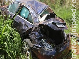 Motorista perde controle e capota Mercedes que fica destruída na BR-060 em MS Motorista perde controle e capota Mercedes que fica destruída na BR-060 em MS