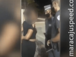 Mulher agride, xinga e cospe em Policiais Militares Mulher agride, xinga e cospe em Policiais Militares