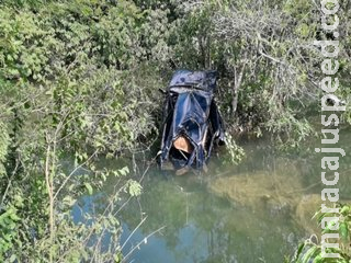 Mulher anda 6km para pedir ajuda após carro cair em rio e marido ficar preso no veículo Mulher anda 6km para pedir ajuda após carro cair em rio e marido ficar preso no veículo