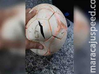 Mulher fura bola com faca e ameaça meninos que jogavam futebol em MS Mulher fura bola com faca e ameaça meninos que jogavam futebol em MS