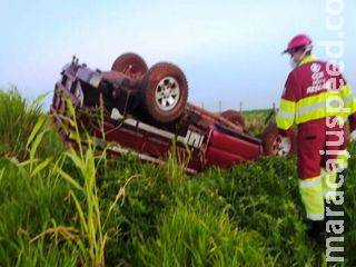 Mulher morre após camionete capotar na BR-163 e parar ao lado de cerca Mulher morre após camionete capotar na BR-163 e parar ao lado de cerca